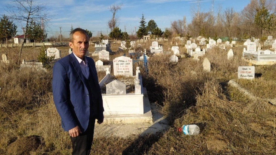 Belediye alacaklı işçisine mezarlıkları gösterdi