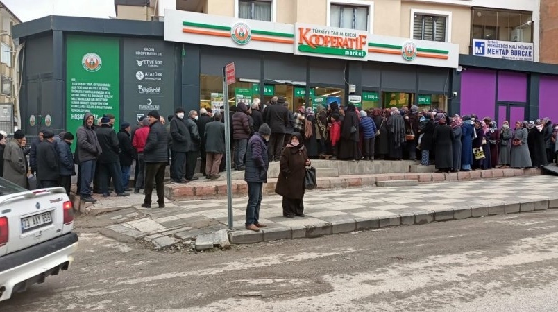 Elazığ’da vatandaşlar ucuz et için uzun kuyruklar oluşturdu