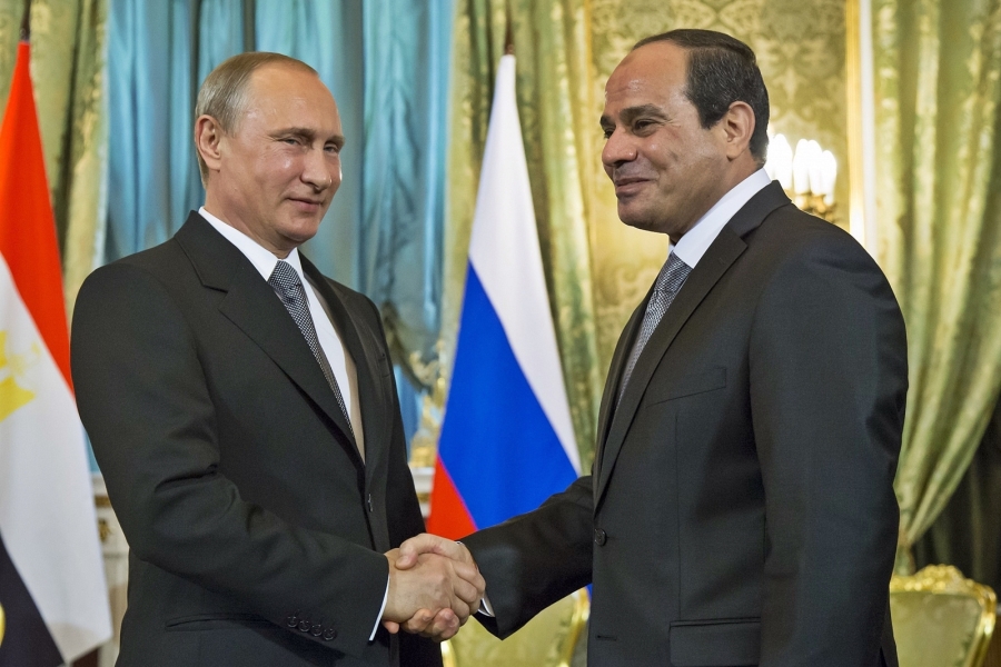 Sisi, Putin’i kendi sarayında ayakta bekletti