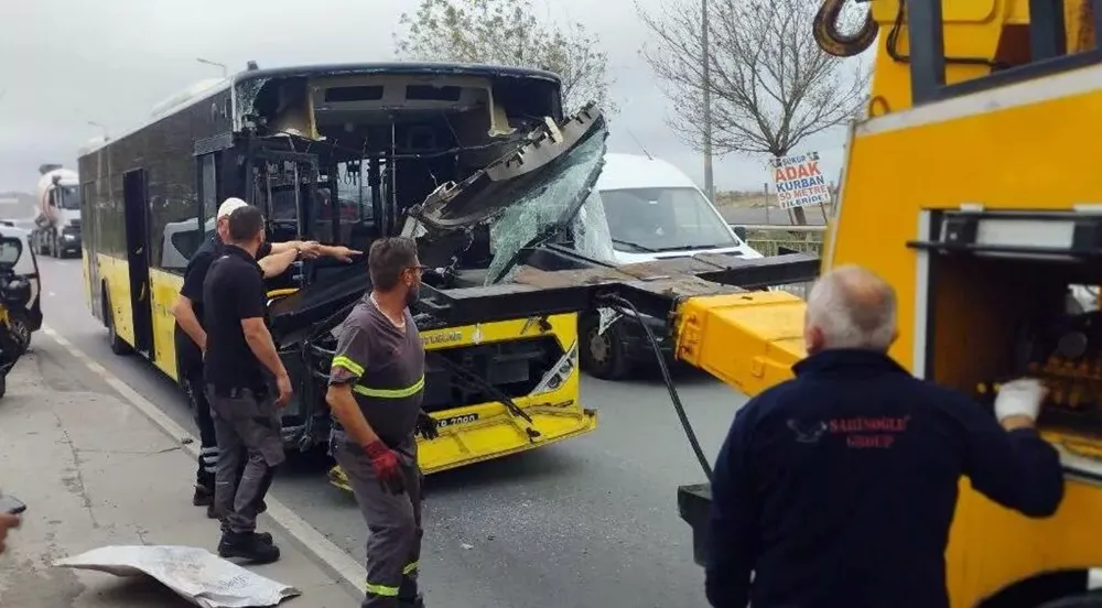 İETT otobüsleri kafa kafaya çarpıştı