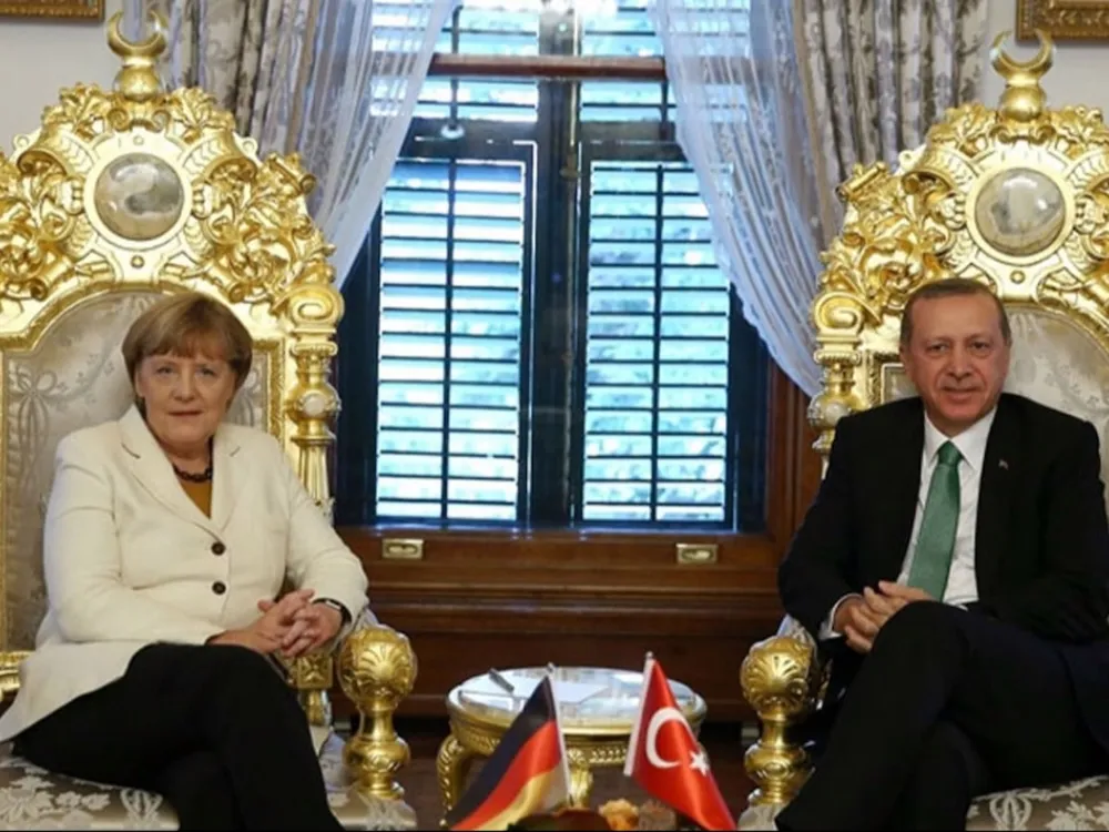 Merkel, altın varaklı tahttaki müzakerelerini yazdı