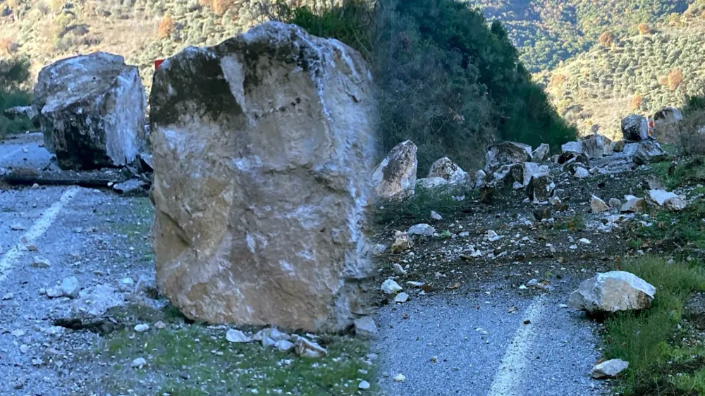 Ödemiş-Köşk kara yolunda dev kayalar yola düştü