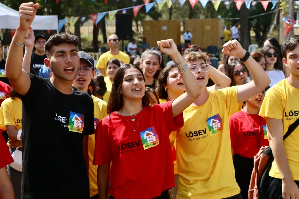 Kanseri yenen gençler doğada buluşuyor