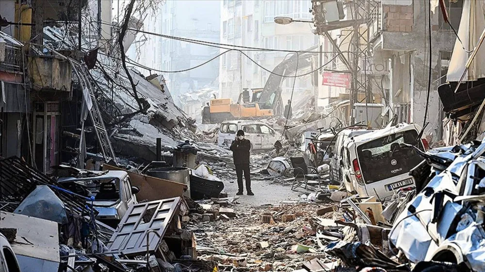 Depremde yaptığı binaları yıkılan müteahhit tahliye edildi