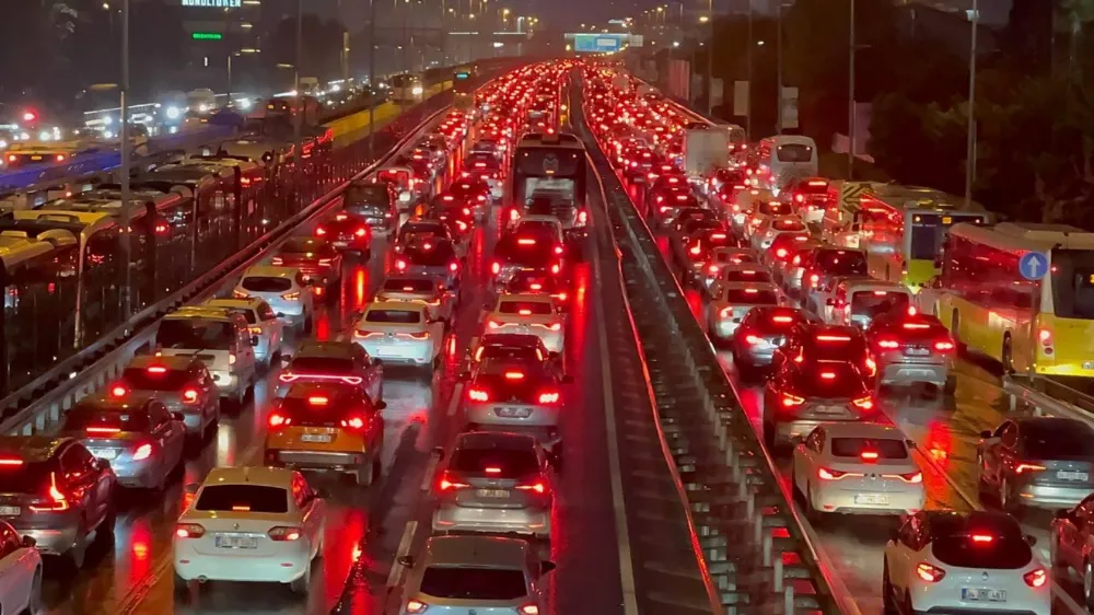 İstanbul trafiği yine kilitlendi