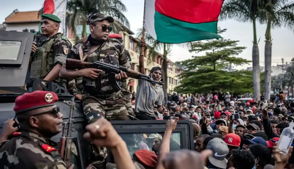 Madagaskar’da ordu yönetime el koydu