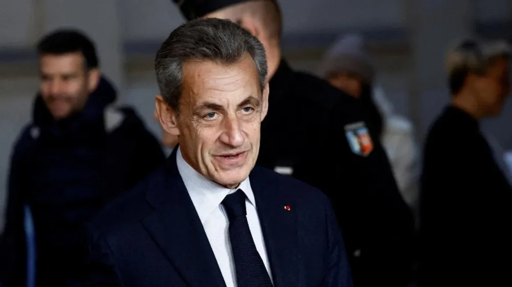 Eski Fransa Cumhurbaşkanı Sarkozy cezaevine giriyor
