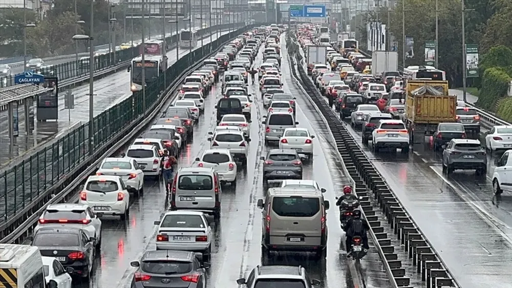 İstanbul’a yağmur yağdı, trafik yine kilitlendi! 