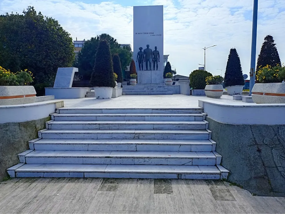 Meydanın ilk tanımlı tasarımı Atatürk Anıtı ile beraber yapılmıştı