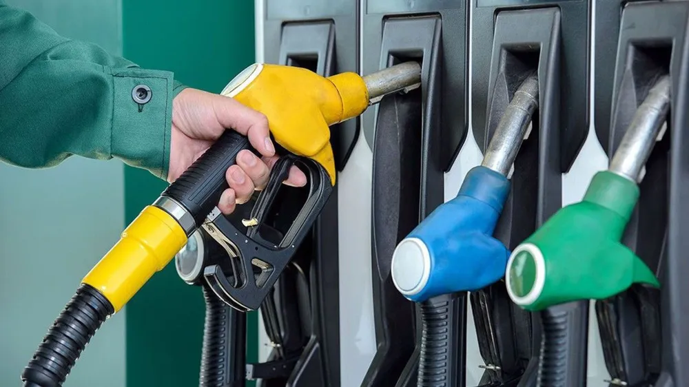 Benzin ve motorin 50 lirayı aştı