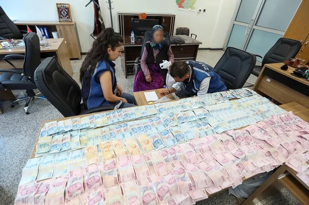 Dilencinin üstünden çıkan paralar say say bitmedi 