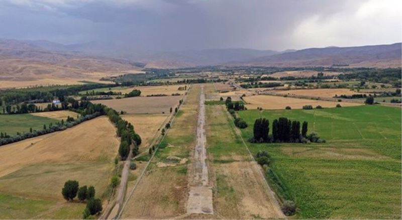 Divriği havalimanı bakımsızlıktan tarlaya döndü